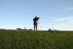 Wiebke bei der Vogelbeobachtung