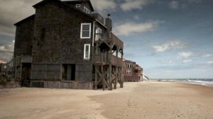 Die vorderste Reihe von Strandhäusern in North Carolina wird zunehmend vom Meer bedroht. ARTE France