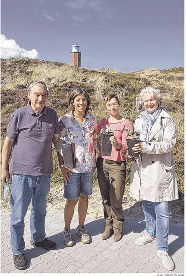 Gerd Böhm, Margit Ludwig, Norma Kujath & Birgit Friese präsentieren voller Stolz die Stranddisteln